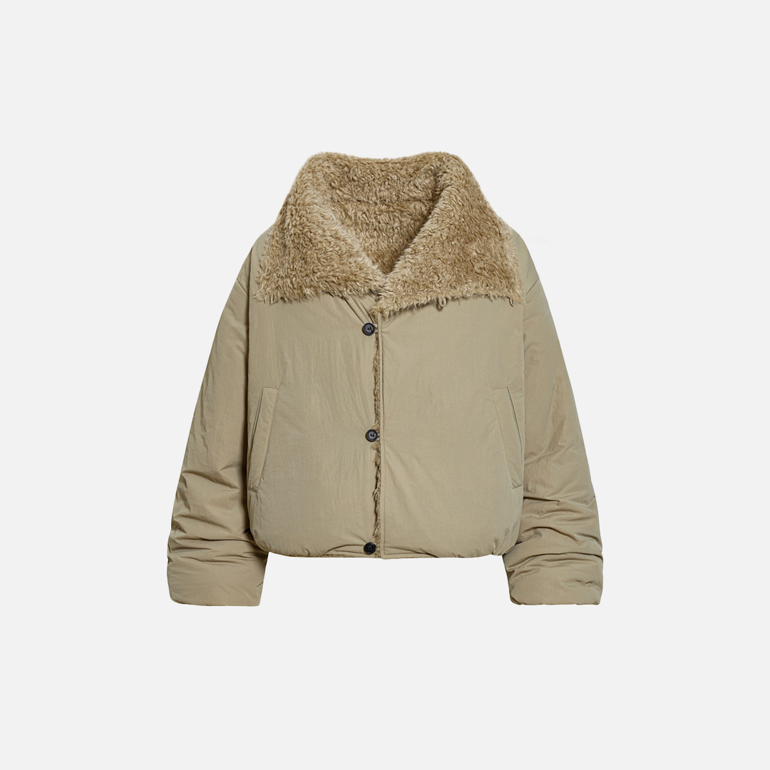 Luxuriöse, wattierte Samtjacke mit hohem Kragen und Kunstpelzbesatz
