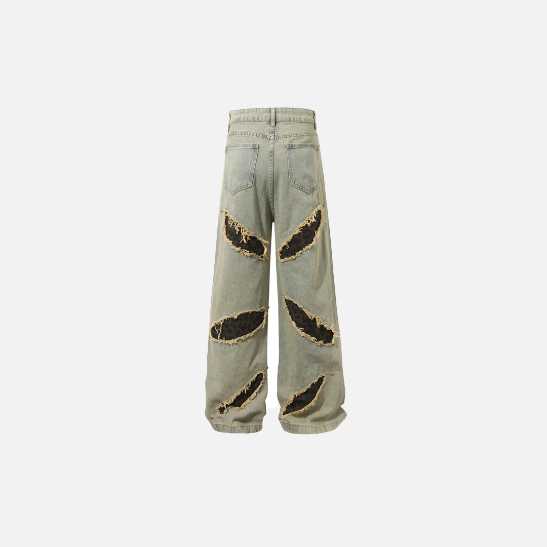 Streetwear-Jeans mit Leopardenmuster, Aufnähern und Nieten, zerrissen