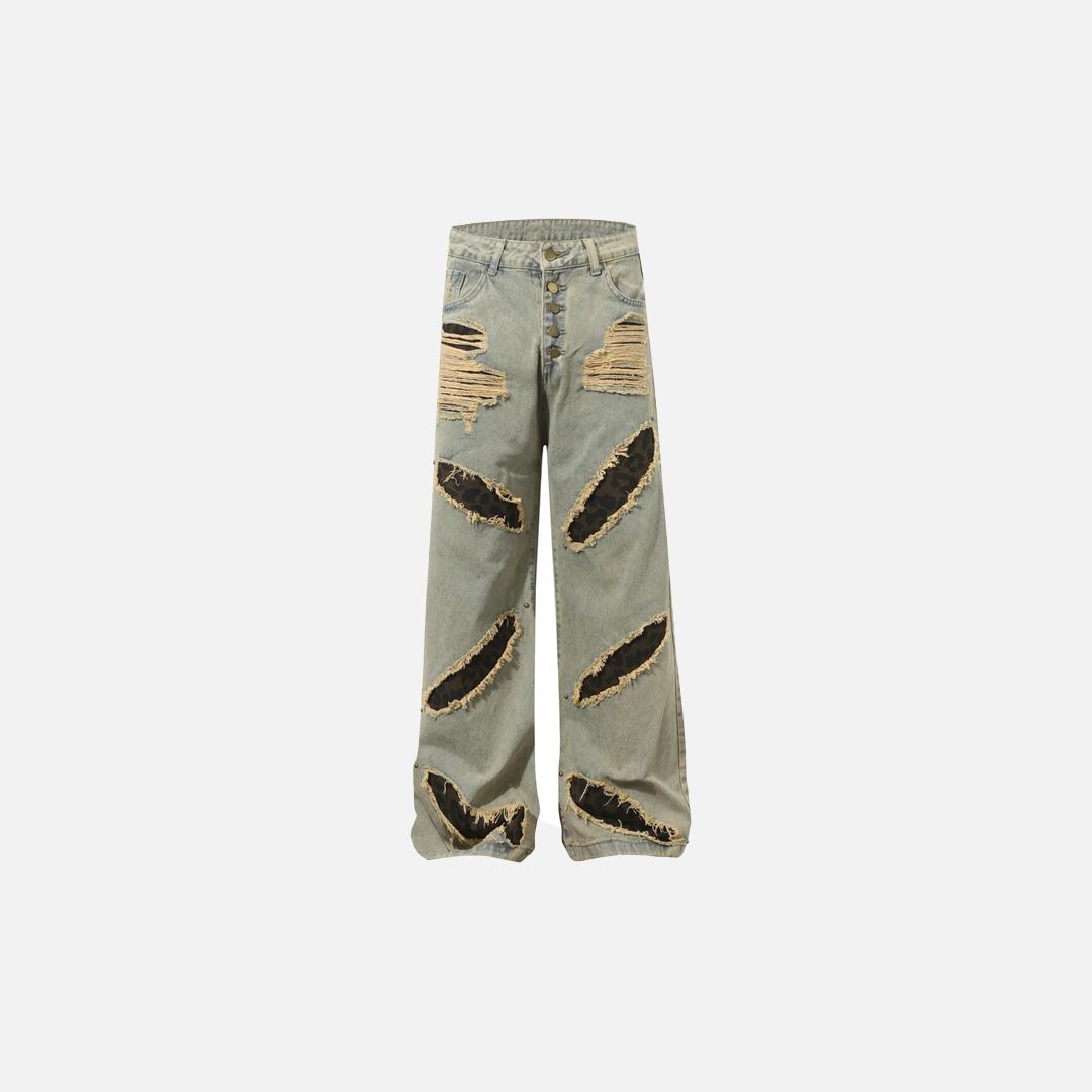 Streetwear-Jeans mit Leopardenmuster, Aufnähern und Nieten, zerrissen