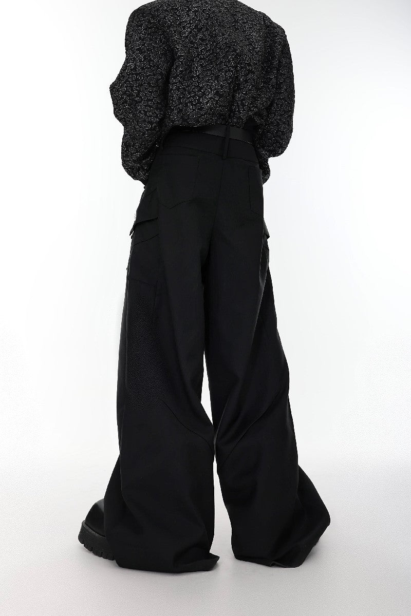 Weite Hose mit Metalllogos 