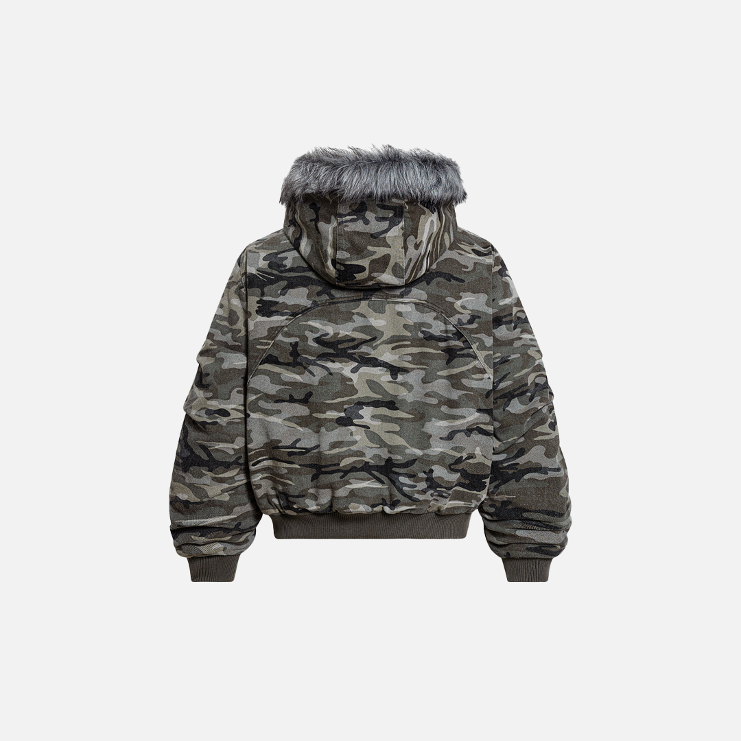 Warme, wattierte Kapuzenjacke mit Tarnmuster und Fellbesatz