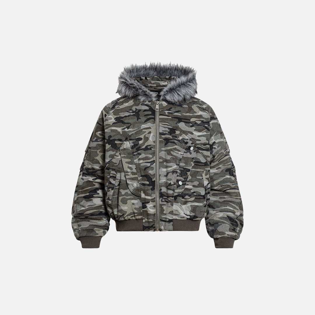 Warme, wattierte Kapuzenjacke mit Tarnmuster und Fellbesatz
