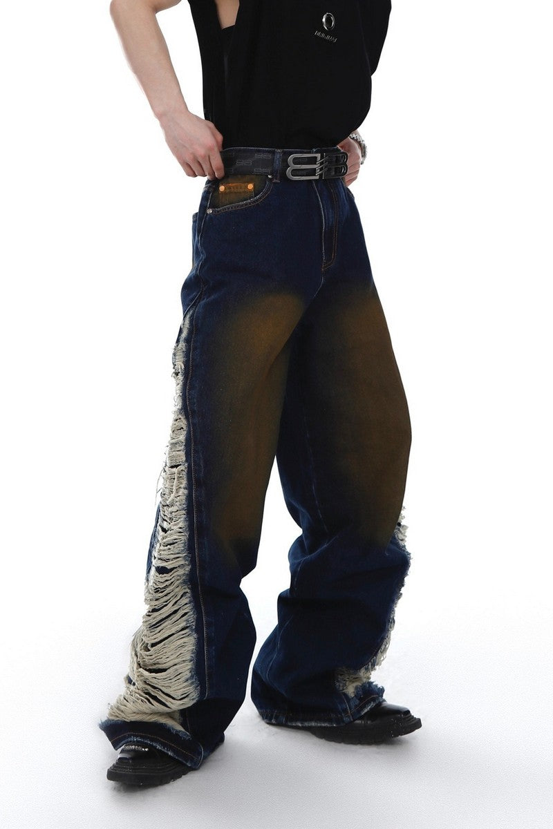 Gewaschene, ausgestellte Jeans im Used-Look 