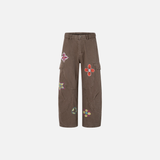 Einzigartige, handbemalte Cargo-Jeans mit weitem Bein und floralem Design.