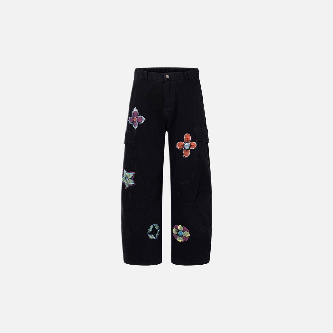 Einzigartige, handbemalte Cargo-Jeans mit weitem Bein und floralem Design.