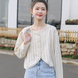 Elegante Strickjacke mit Knopfleiste und Lochmuster