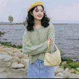 Elegante Strickjacke mit Knopfleiste und Lochmuster