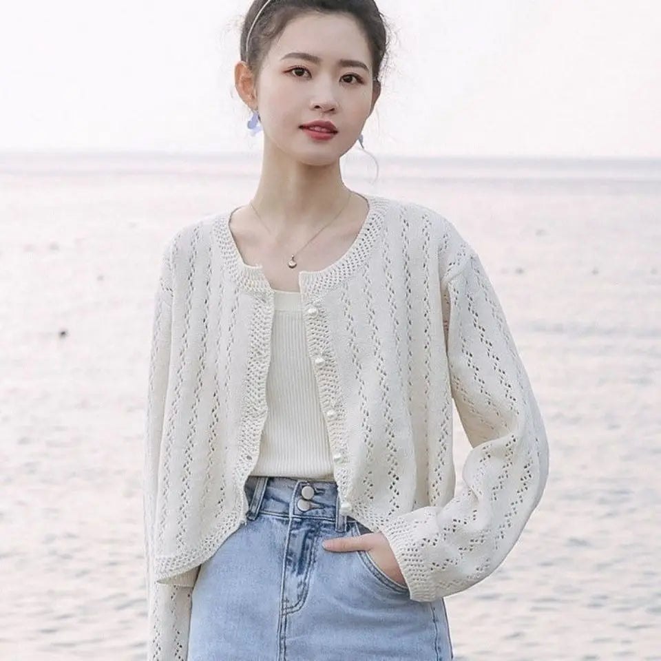 Elegante Strickjacke mit Knopfleiste und Lochmuster