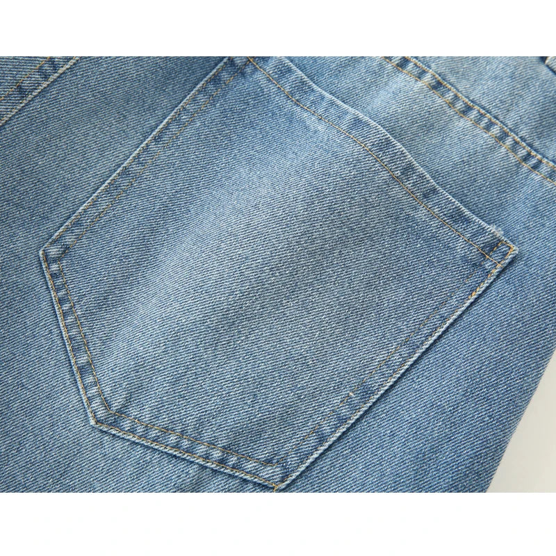 Make a statement with these distressed wide-leg cargo jeans, delivering a bold paint-splattered finish and an authentic vintage fit.