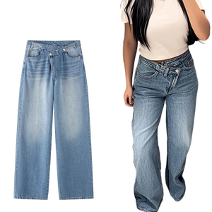 Make a statement with these distressed wide-leg cargo jeans, delivering a bold paint-splattered finish and an authentic vintage fit.