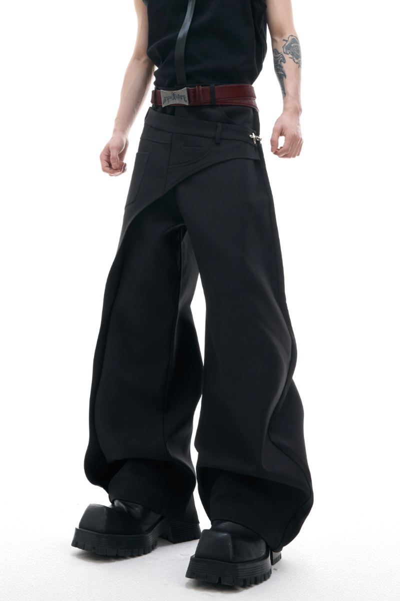 Gerade geschnittene Hose mit Lagenmuster 