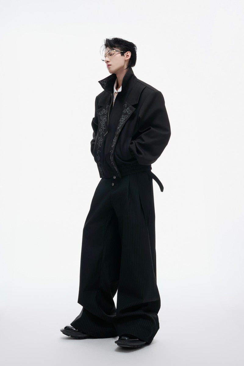 Bestickte, mehrlagige, kurze Jacke