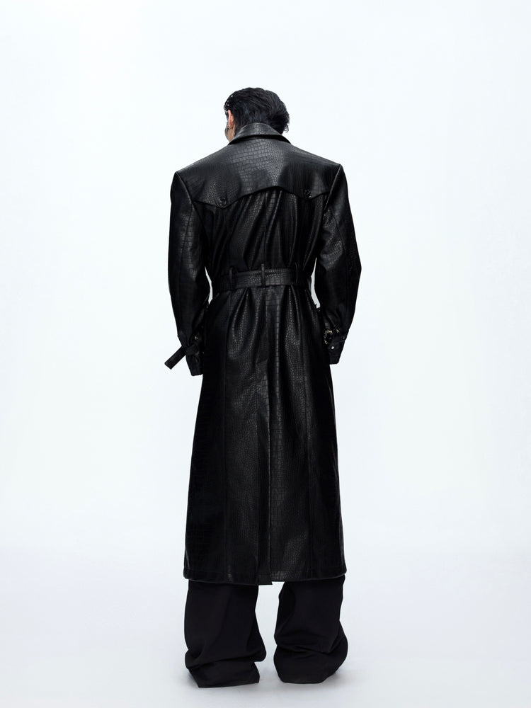 Dekonstruierter Trenchcoat aus Leder mit Krokodilmuster