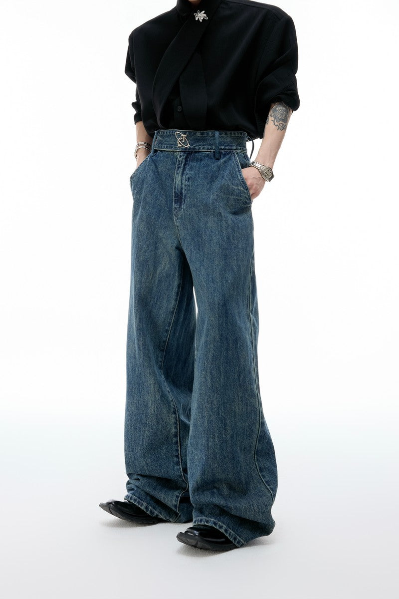 Gewaschene Jeans mit weitem Bein
