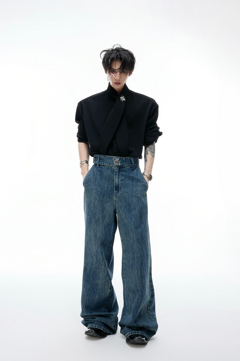 Gewaschene Jeans mit weitem Bein