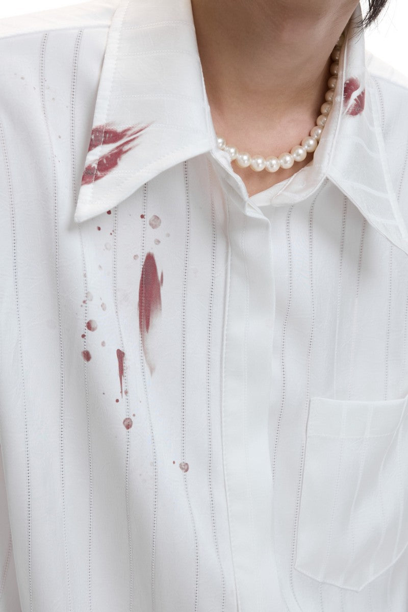 Gestreiftes Satinhemd mit Lippenstiftmuster 