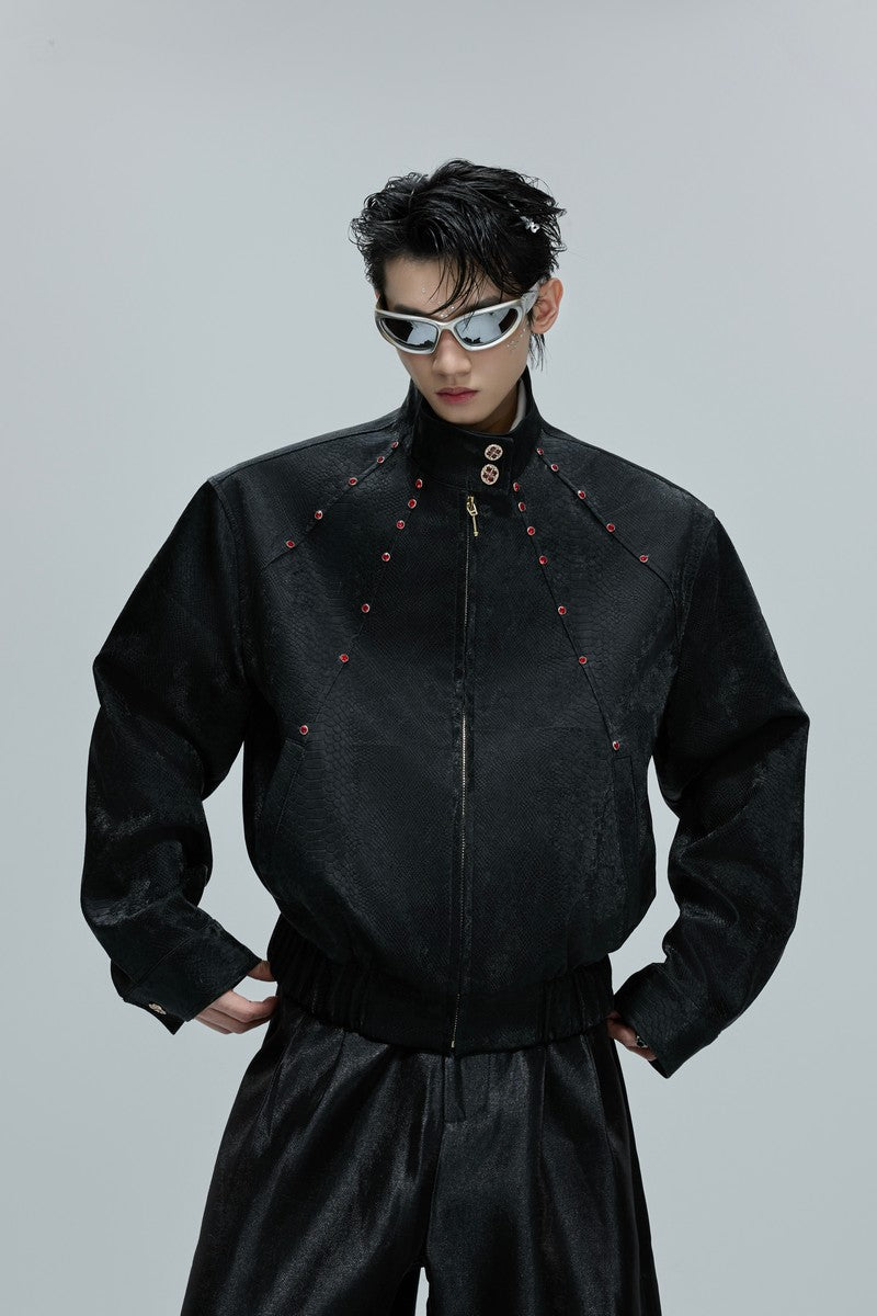 Jacke mit Schlangenmuster und Edelsteinverzierungen 