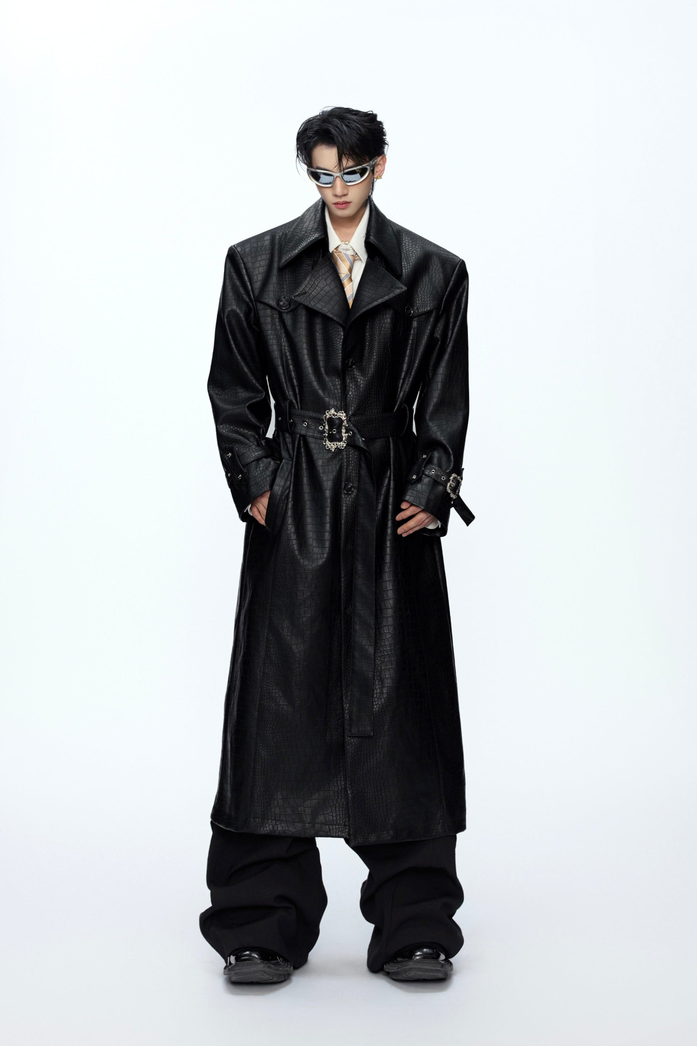 Dekonstruierter Trenchcoat aus Leder mit Krokodilmuster