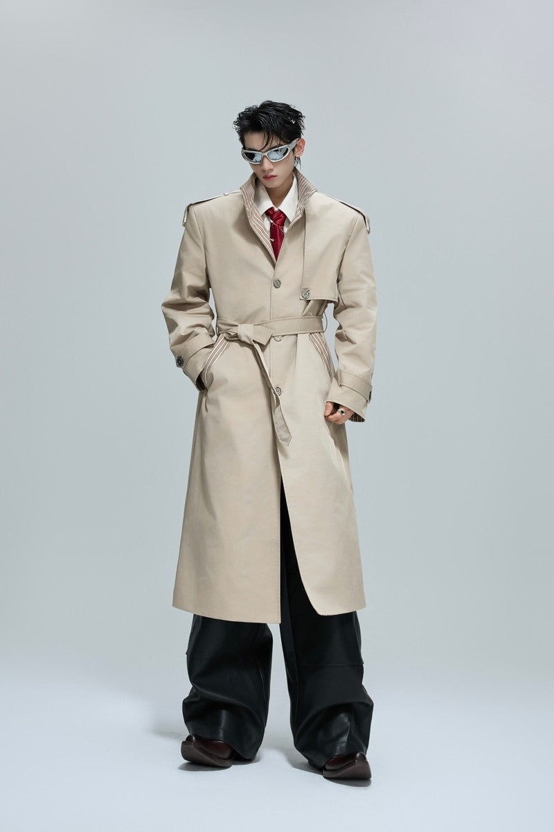 Gestreifter Stehkragen, langer Trenchcoat 