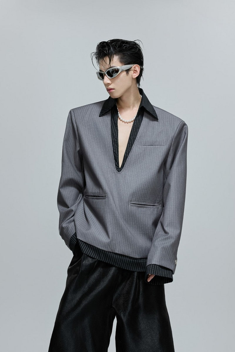 Gestreifter, wattierter Blazer mit V-Ausschnitt 