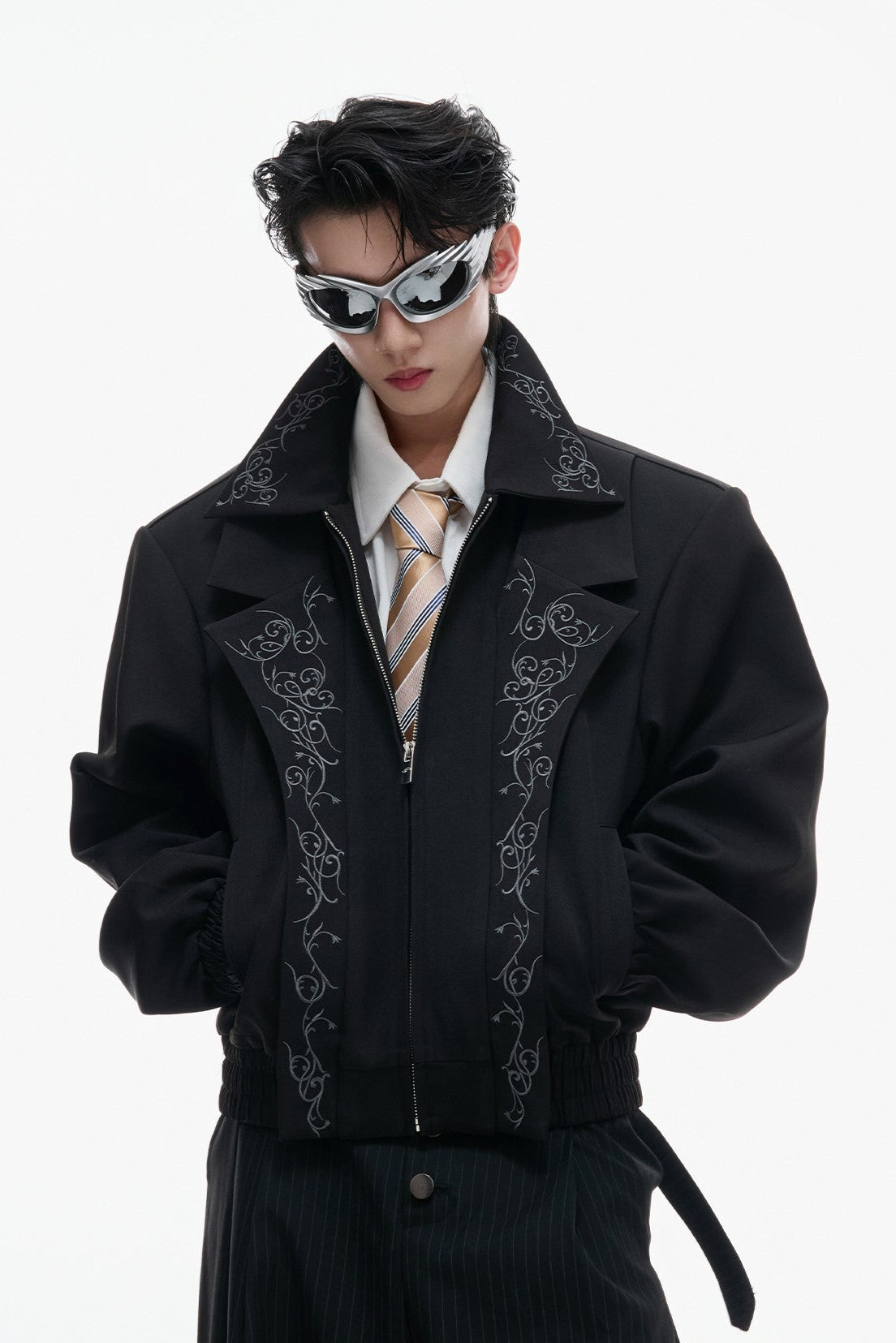 Bestickte, mehrlagige, kurze Jacke