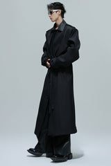 Dekonstruierter, gewebter Trenchcoat in Lagenoptik 