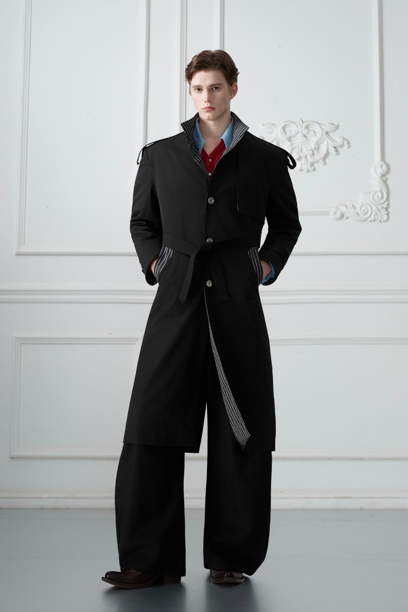 Gestreifter Stehkragen, langer Trenchcoat 
