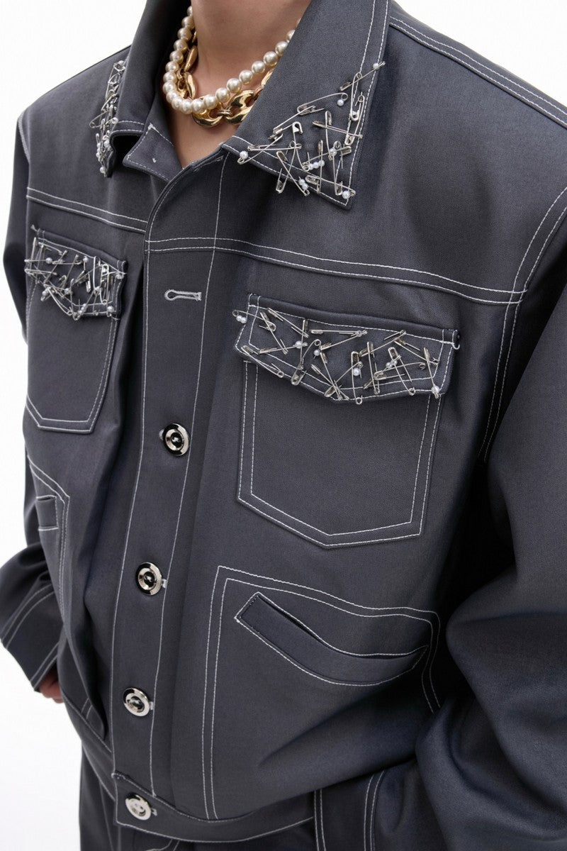 Kurze Jacke mit Nadeldetails