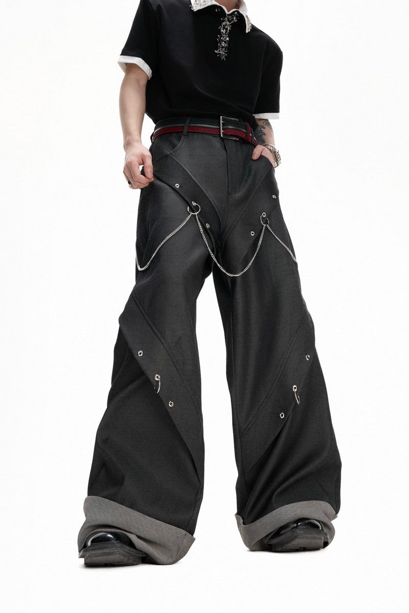 Weit geschnittene Hose mit Kettendetail 