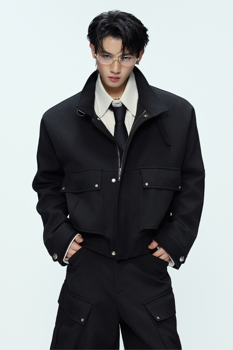 Dekonstruierte, kurze Utility-Jacke