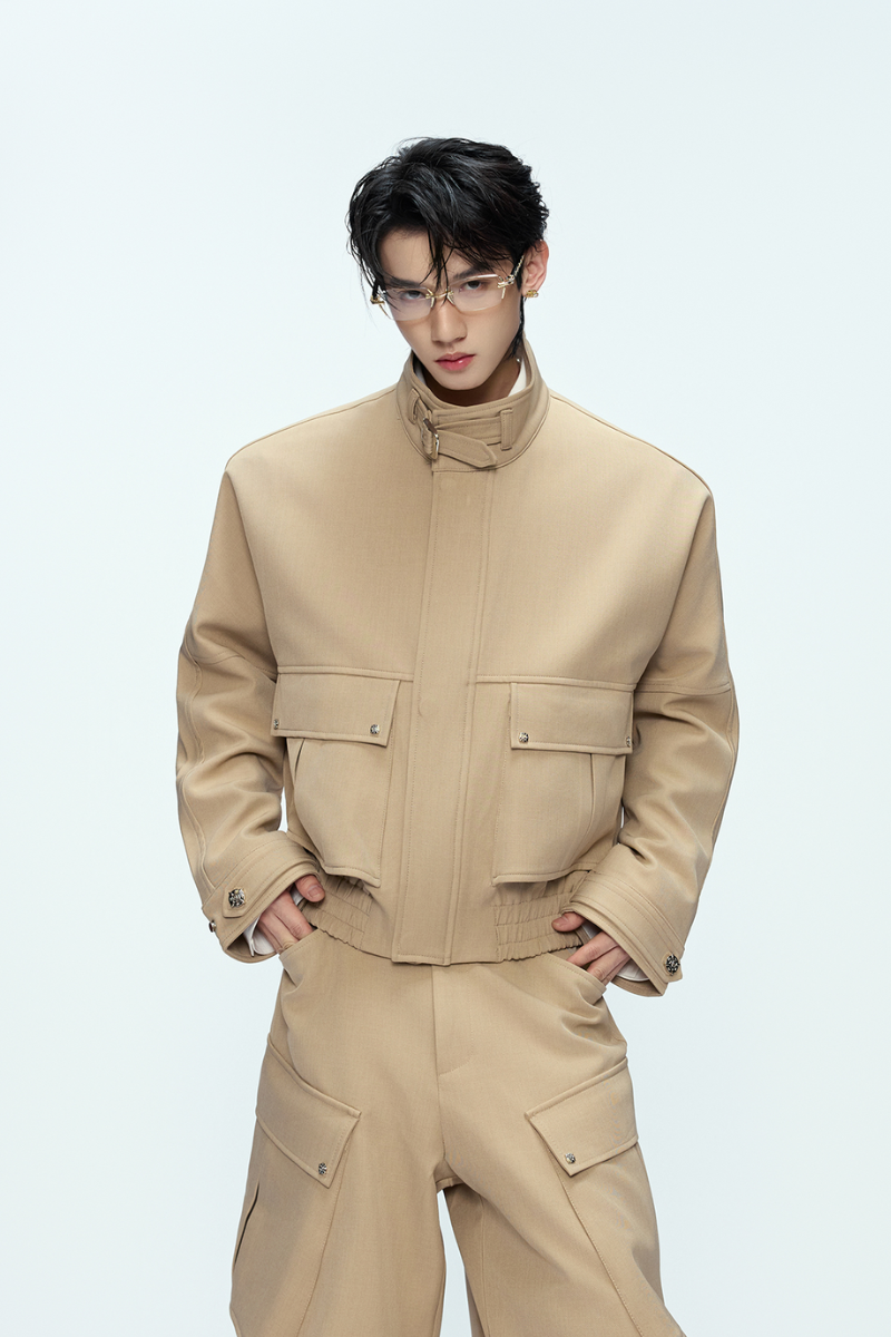 Dekonstruierte, kurze Utility-Jacke