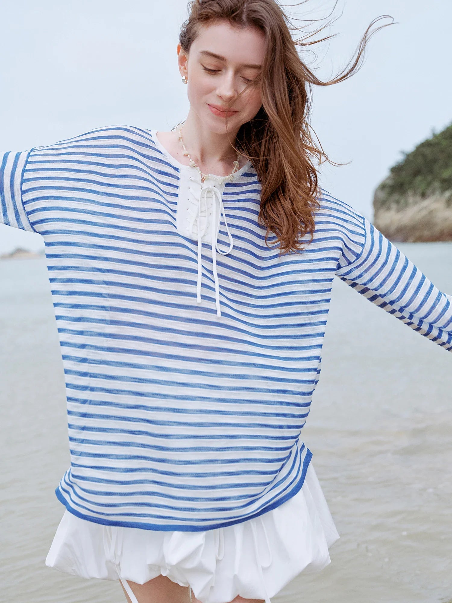 Elegantes, gestreiftes Langarm-T-Shirt im französischen Urlaubsstil