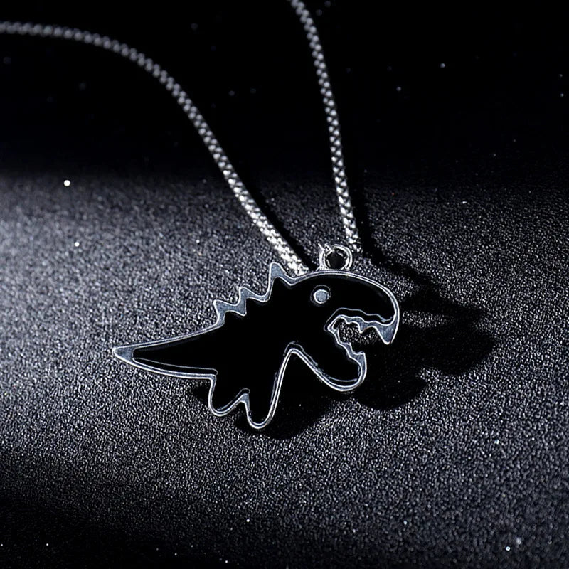 Colliers avec pendentif dinosaure noir de dessin animé