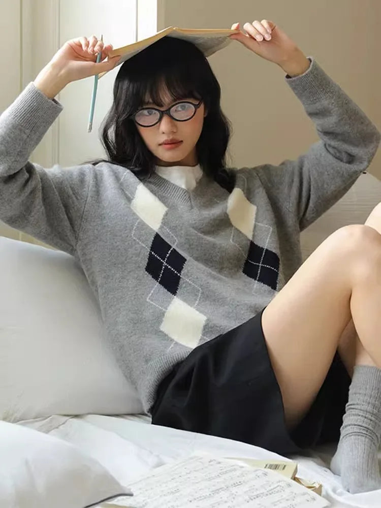 레트로 다이아몬드 격자 브이넥 스웨터