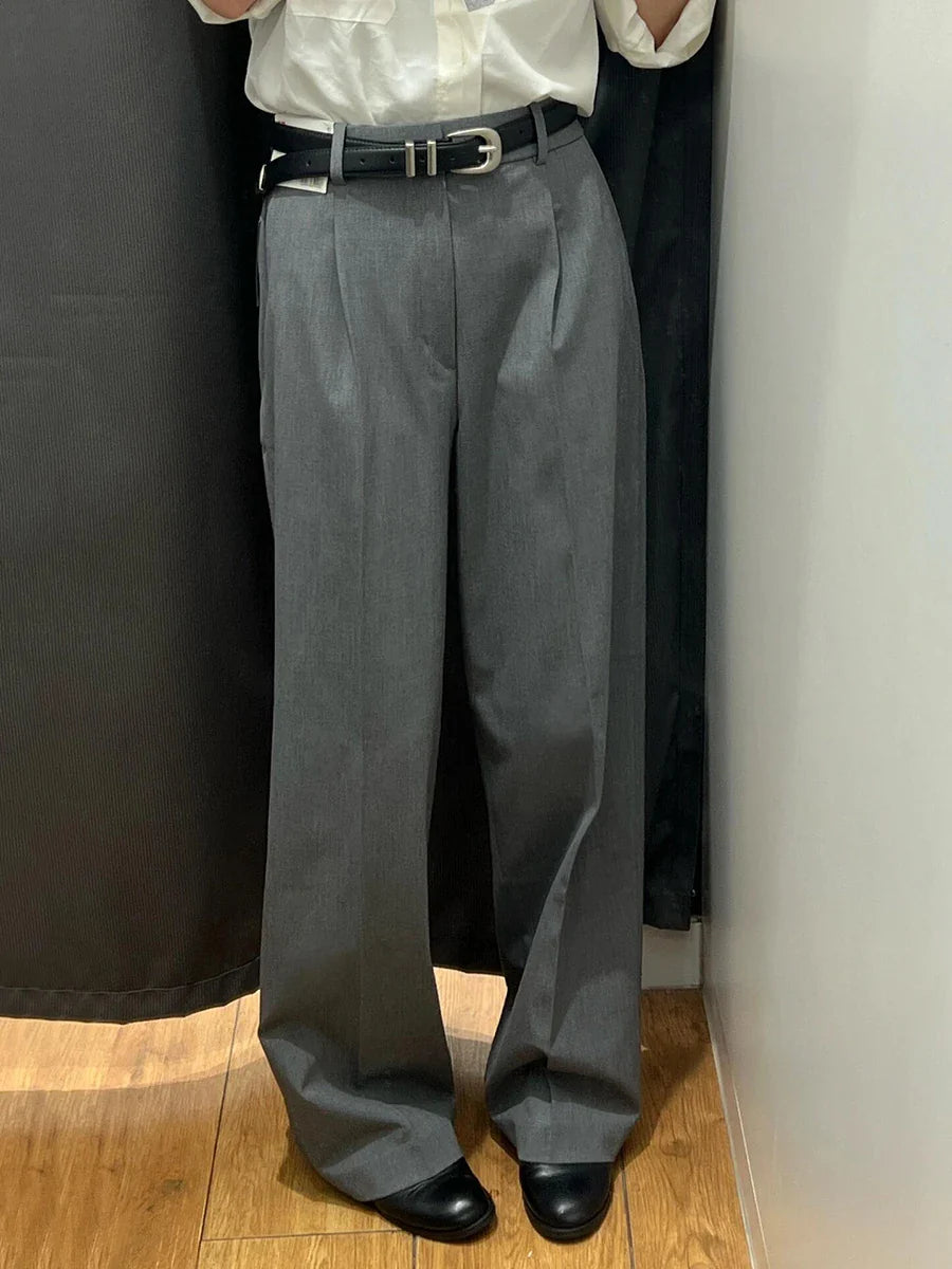 Elegante graue Faltenhose mit weitem Bein