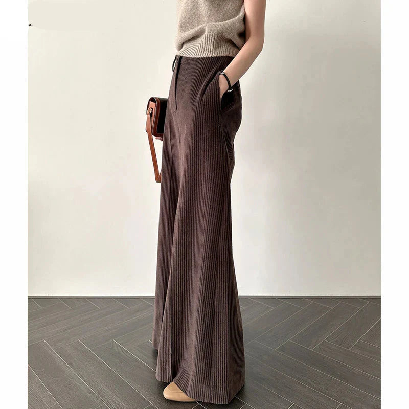 Bequeme Cordhose mit weitem Bein