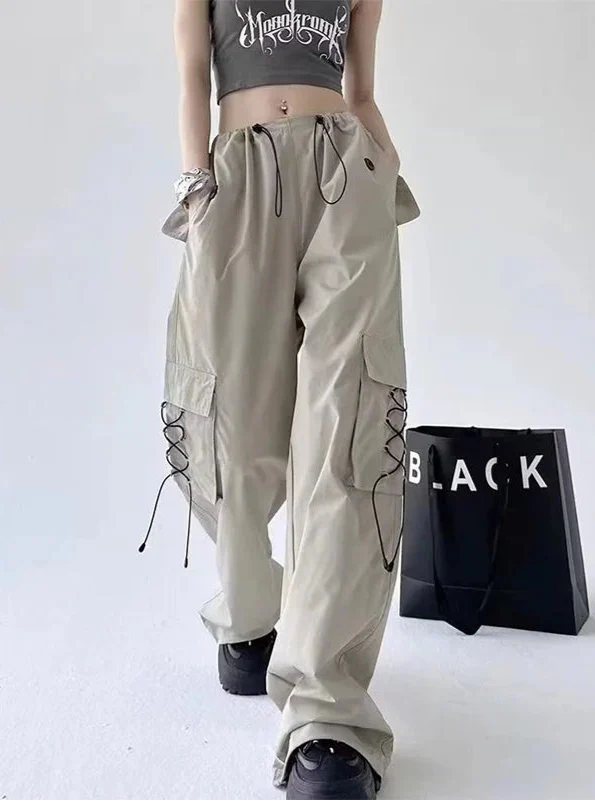 Amerikanische Cargohose mit Bundfalten und weitem Bein