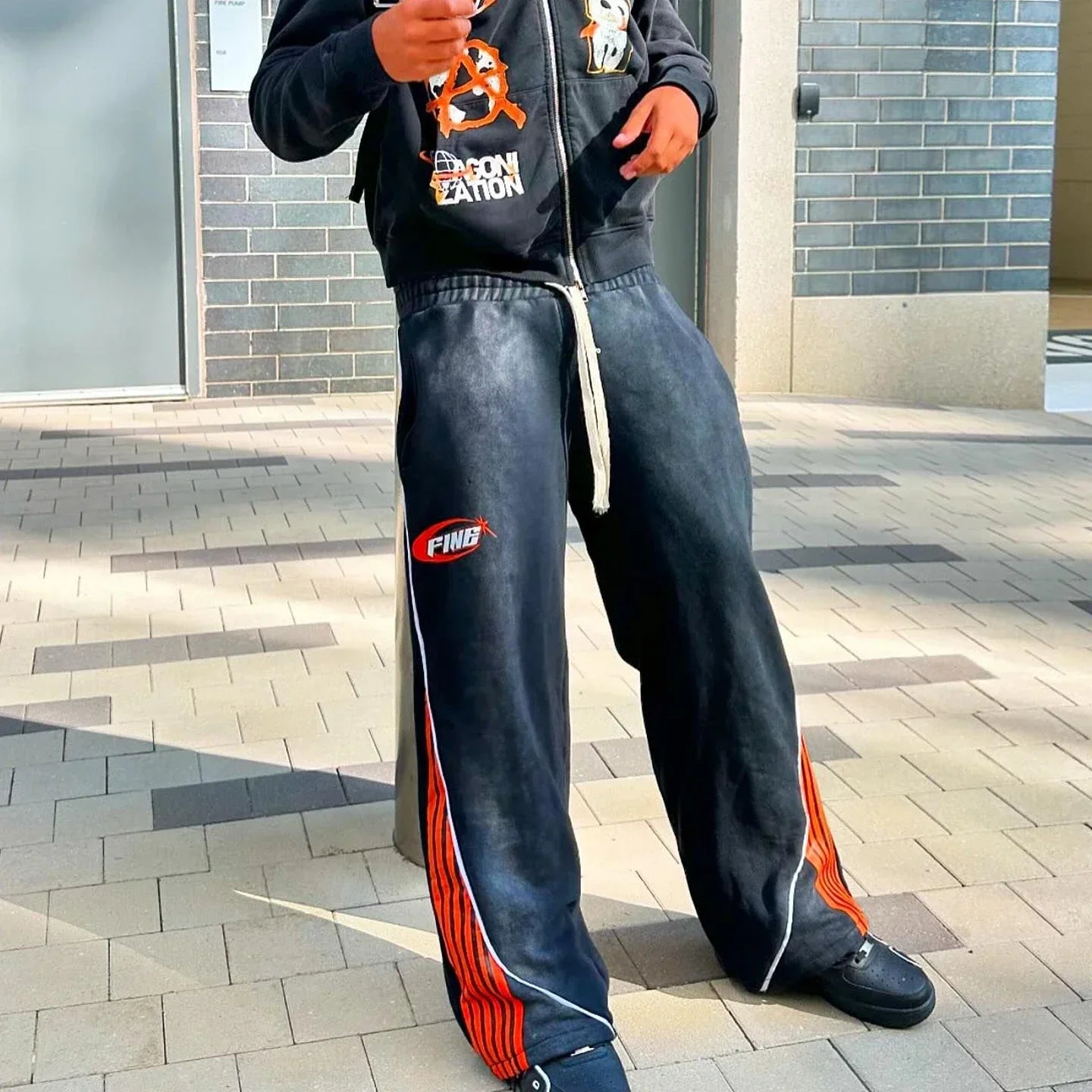 Gestreifte Jogginghose im Y2K-Stil