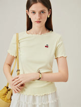 Kirschbesticktes T-Shirt mit Muschelsaum