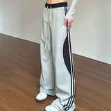 Retro-Sweatpants mit Seitenstreifen im Fallschirmjäger-Stil
