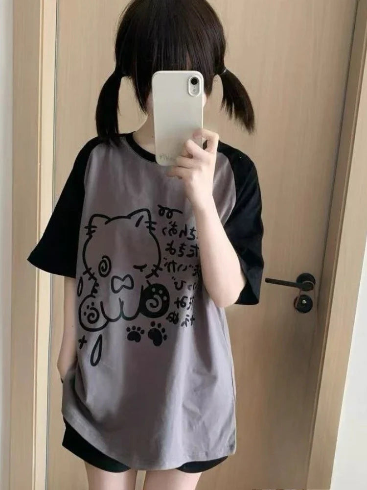 Buntes, locker sitzendes T-Shirt mit japanischem Cartoon-Print