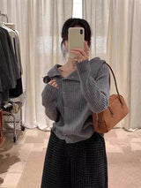 Bequeme Strickjacke aus Wolle mit unregelmäßigem, großem Kragen