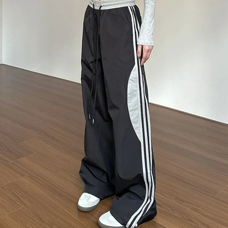 Retro-Sweatpants mit Seitenstreifen im Fallschirmjäger-Stil