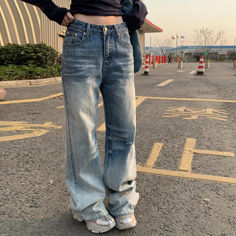 Bequeme, gewaschene Jeans mit niedrigem Bund und ausgestelltem Bein