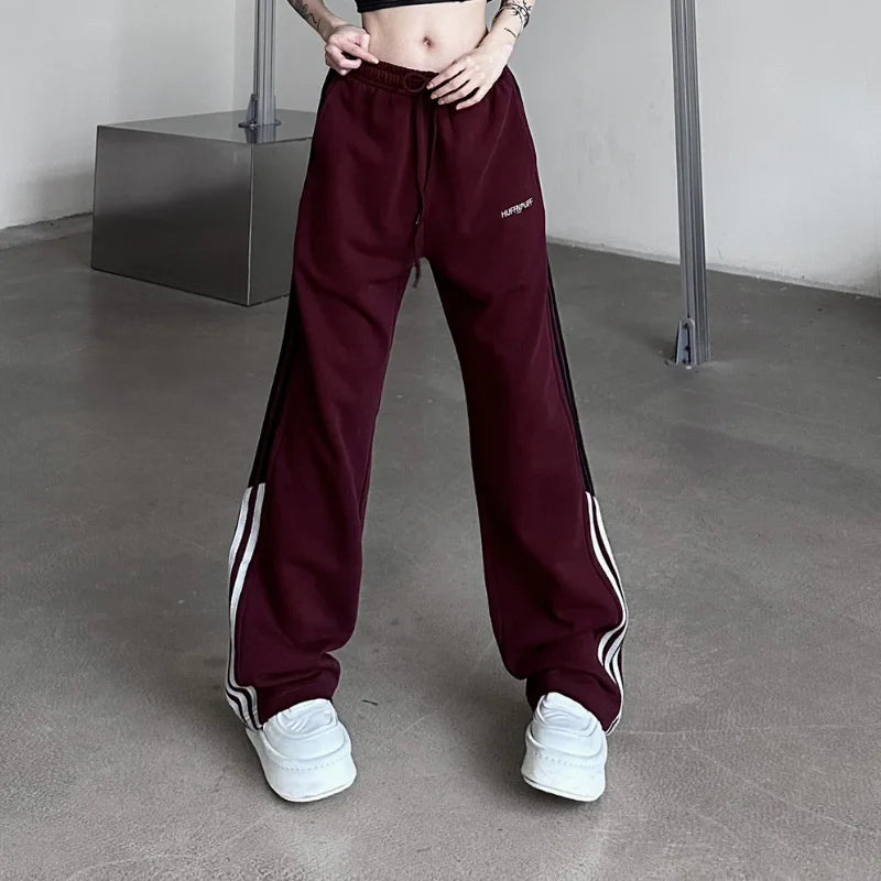 Oversize Streetwear-Jogginghose mit weinroten Streifen
