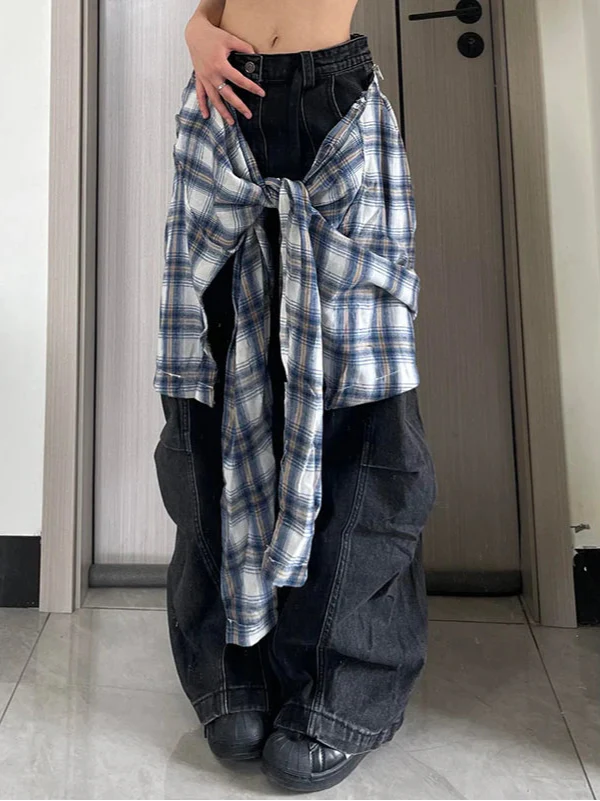 Trendige schwarze Hip-Hop-Jeans mit hohem Bund und geradem Bein im Y2K-Stil.