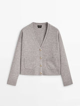 Ätherisch-minimalistischer Strickcardigan mit V-Ausschnitt