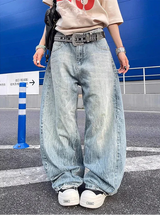 Isolierte Streetwear-Schnitt, lässige Oversize-Jeans in Hellblau