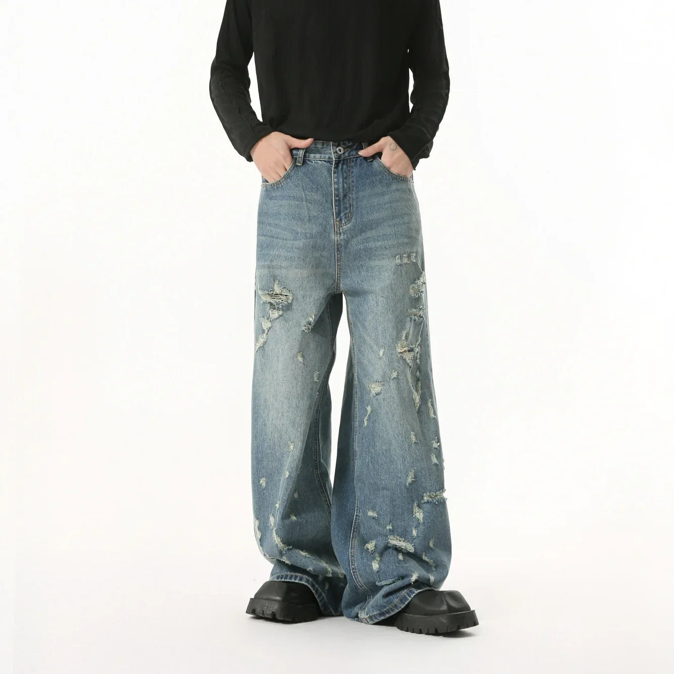Streetwear-Jeans mit verwaschenen, unregelmäßigen Löchern und Baggy-Style