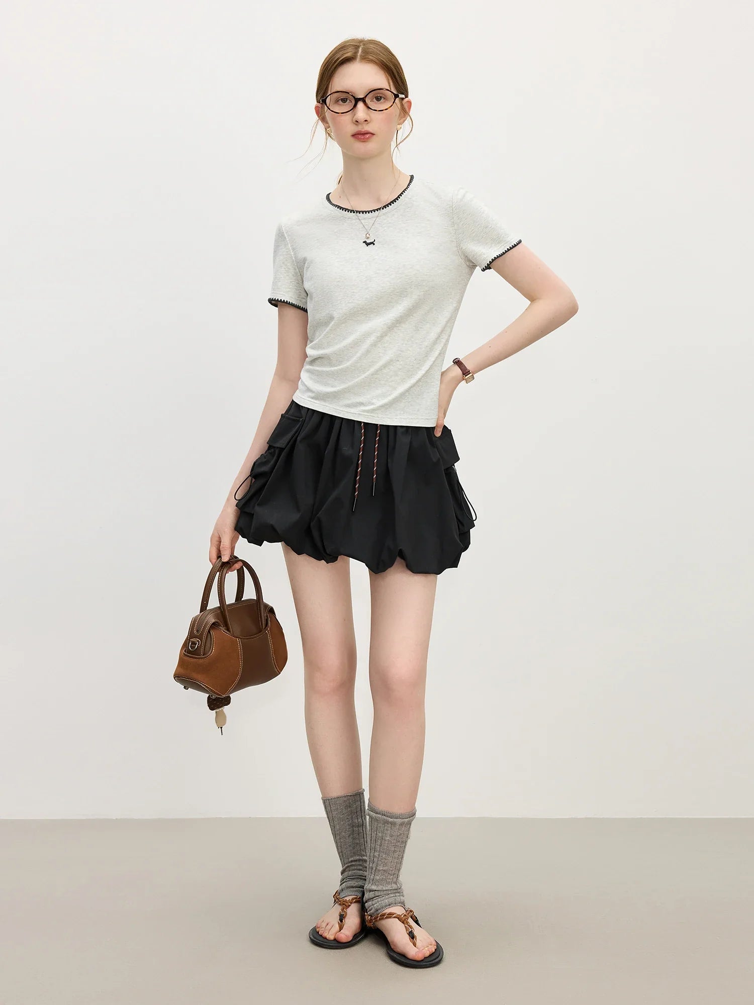 T-Shirt mit bestickter Muschel und Welpenmotiv in Kontrastfarbe
